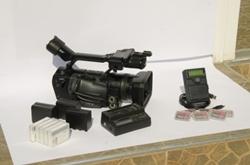 Vand Camera Sony HVR-Z1E cu acumulatori, geanta si accesorii originale - Pret | Preturi Vand Camera Sony HVR-Z1E cu acumulatori, geanta si accesorii originale