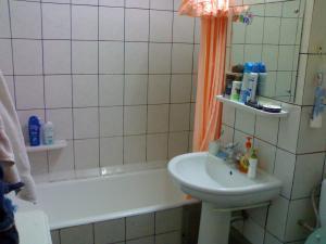 Inchiriez apartament 2 camere - Pret | Preturi Inchiriez apartament 2 camere