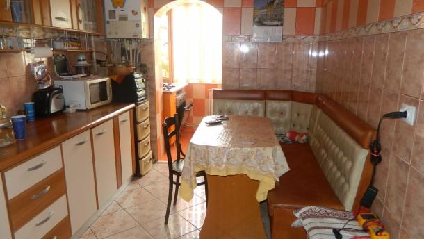 Vand apartament 3 camere decomandat, zona Curcanul de Aur - Pret | Preturi Vand apartament 3 camere decomandat, zona Curcanul de Aur