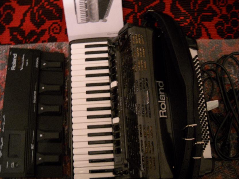 Vand acordeon roland fr7 nou version 2 , adus recent din germania - Pret | Preturi Vand acordeon roland fr7 nou version 2 , adus recent din germania