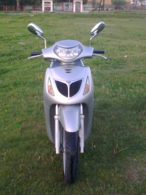Vand motocicleta-scuter Honda S.H.1.50 - Pret | Preturi Vand motocicleta-scuter Honda S.H.1.50