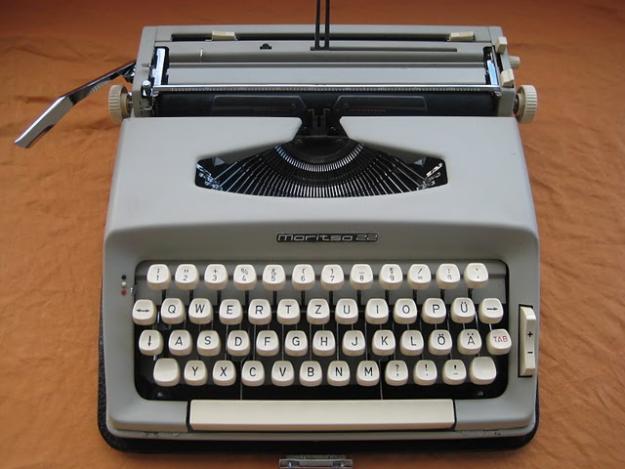 Masina de scris Maritsa 22/ Princess 500 Ivory Script Typewriter (1970s) - Pret | Preturi Masina de scris Maritsa 22/ Princess 500 Ivory Script Typewriter (1970s)