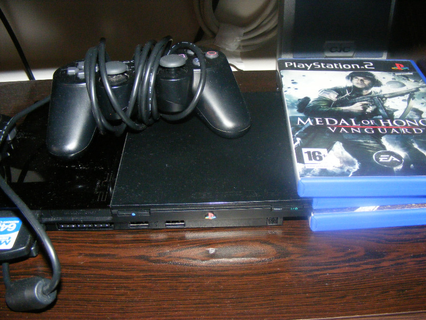 Consola PlayStation 2 slim, este folosita foarte putin, are 2 manete originale sony, - Pret | Preturi Consola PlayStation 2 slim, este folosita foarte putin, are 2 manete originale sony,