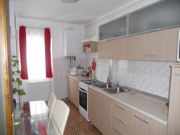 Persoana particulara, vand apartament 4 camere - Pret | Preturi Persoana particulara, vand apartament 4 camere