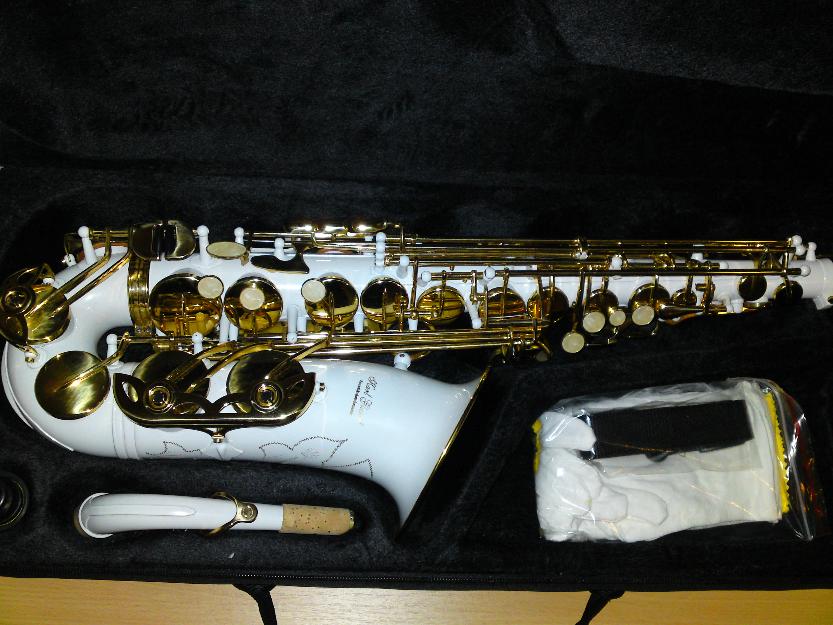 Vand saxofon alto(Mi-bemol) KARL GLASER alb cu clape galbene cufar mustiuc+ - Pret | Preturi Vand saxofon alto(Mi-bemol) KARL GLASER alb cu clape galbene cufar mustiuc+