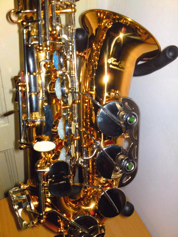 Vand saxofon alto(Mi-bemol) KARL GLASER culoare deosebita, corp auriu cu clape argintii - Pret | Preturi Vand saxofon alto(Mi-bemol) KARL GLASER culoare deosebita, corp auriu cu clape argintii
