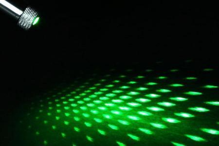 Laser pointer verde 100 mW + model cu stelute! - Pret | Preturi Laser pointer verde 100 mW + model cu stelute!