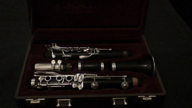 Vand clarinet Buffete Crampon E-12 Stare Buna Putin Folosit (Vechime 1 an) - Pret | Preturi Vand clarinet Buffete Crampon E-12 Stare Buna Putin Folosit (Vechime 1 an)