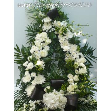 Coroana pentru funerare cu flori albe - Pret | Preturi Coroana pentru funerare cu flori albe