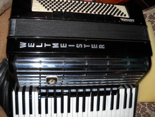 Vand acordeon weltmeister consona tipul vechi dar in stare perfecta cu muzica italiana bug - Pret | Preturi Vand acordeon weltmeister consona tipul vechi dar in stare perfecta cu muzica italiana bug