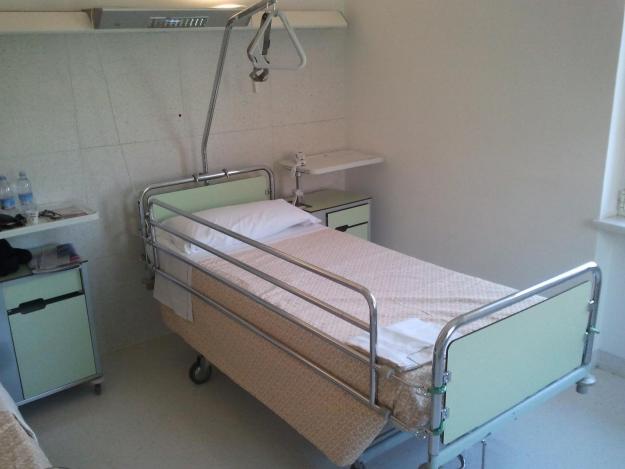 Vand sau inchiriez pat de spital - Pret | Preturi Vand sau inchiriez pat de spital
