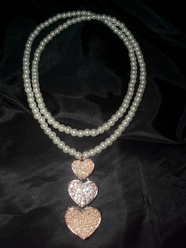 Colier handmade din perle albe cu pandantiv in foma de inimioara - Pret | Preturi Colier handmade din perle albe cu pandantiv in foma de inimioara