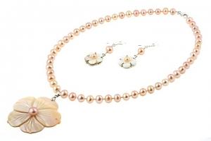 Set bijuterii crem perle de cultura si flori de sidef - Pret | Preturi Set bijuterii crem perle de cultura si flori de sidef