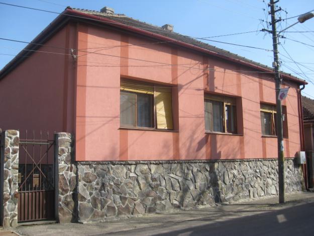 Vind casa modernizata, 4 camere bucatarie, garaj si gradina - Pret | Preturi Vind casa modernizata, 4 camere bucatarie, garaj si gradina