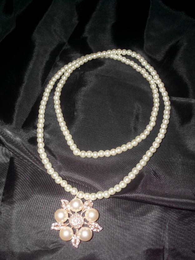 Colier handmade din perle albe cu pandantiv - Pret | Preturi Colier handmade din perle albe cu pandantiv