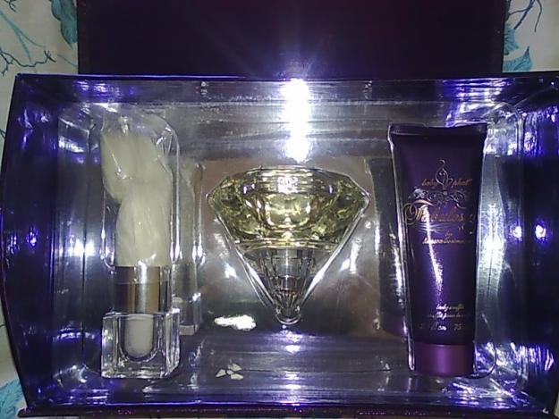 VAND SET CADOU Parfum+Lotiune corp+Pudra stralucitoare corp Kimora Lee Simmons FABULOSITY - Pret | Preturi VAND SET CADOU Parfum+Lotiune corp+Pudra stralucitoare corp Kimora Lee Simmons FABULOSITY