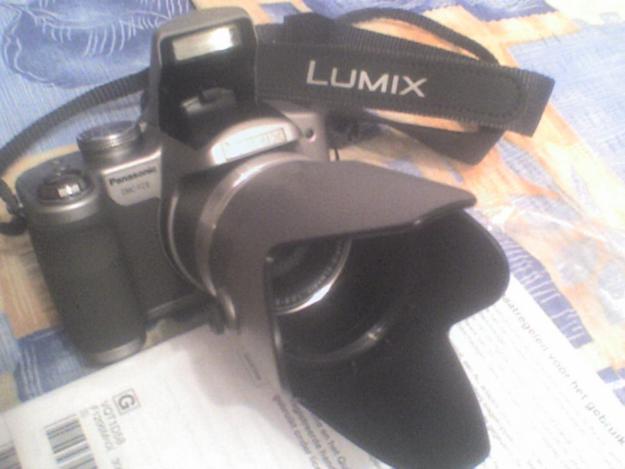 Aparat foto semiprofesional Panasonic Lumix FZ8 + accesorii - Pret | Preturi Aparat foto semiprofesional Panasonic Lumix FZ8 + accesorii