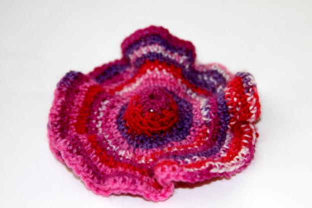 Brosa handmade cu floare roz, optimista - Pret | Preturi Brosa handmade cu floare roz, optimista