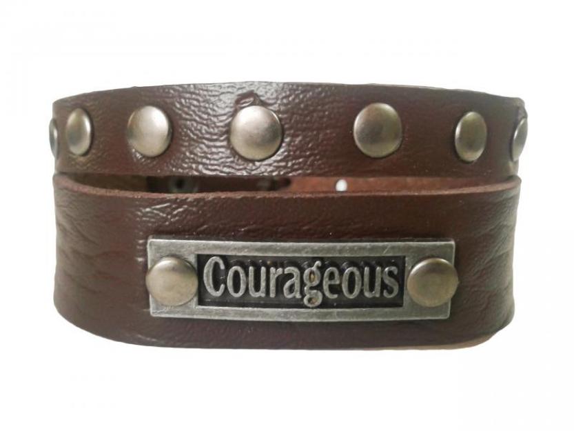 Bratara lata din piele maro cu inscriptia Courageous - Pret | Preturi Bratara lata din piele maro cu inscriptia Courageous