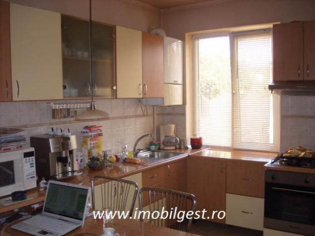 Inchiriez apartament la vila - Pret | Preturi Inchiriez apartament la vila