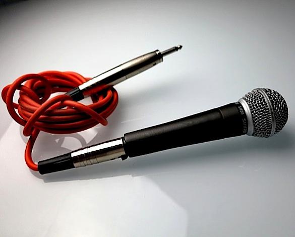 Vand microfon Shure Sm58 + cablu - Pret | Preturi Vand microfon Shure Sm58 + cablu