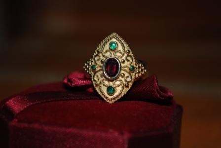 Inel de aur cu rubin si smaralde - Pret | Preturi Inel de aur cu rubin si smaralde