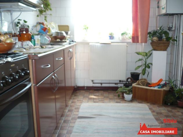 Apartament 3 camere, zona buna - Pret | Preturi Apartament 3 camere, zona buna