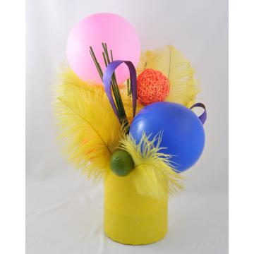 Aranjament cu baloane si pene mese botez - Pret | Preturi Aranjament cu baloane si pene mese botez