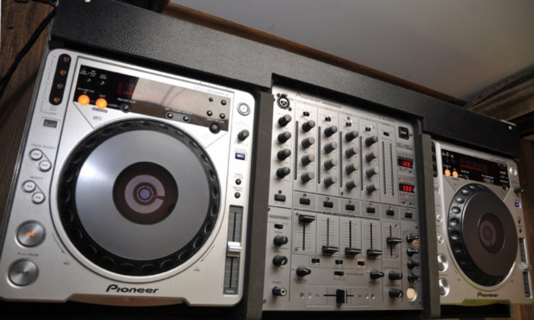 Pupitru Pioneer (2x CDJ-800 mk2 + DJM-600 + case) - Pret | Preturi Pupitru Pioneer (2x CDJ-800 mk2 + DJM-600 + case)