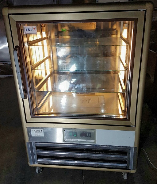 Vitrina frigorifica KUBO 250 pentru prajituri - Pret | Preturi Vitrina frigorifica KUBO 250 pentru prajituri
