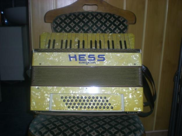 Vand acordeon Hess Klingental, an 1948, stare impecabila - Pret | Preturi Vand acordeon Hess Klingental, an 1948, stare impecabila