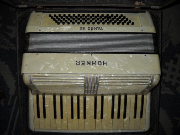 Vand acordeon hohner 80tango2 b in vergele cu 4 registre laterale, muzica vanata in 