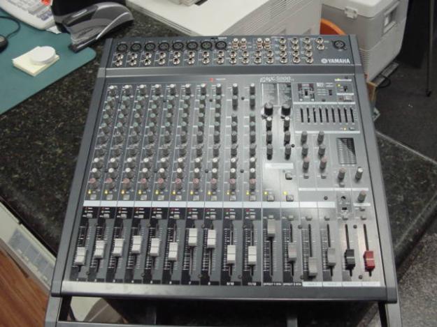 Vand Mixer cu Amplificare YAMAHA EMX 5000 2 x 500 W - Pret | Preturi Vand Mixer cu Amplificare YAMAHA EMX 5000 2 x 500 W