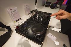 Pioneer CDJ-350 & DJM-350 Bundle with HD25 Headphones - Pret | Preturi Pioneer CDJ-350 & DJM-350 Bundle with HD25 Headphones