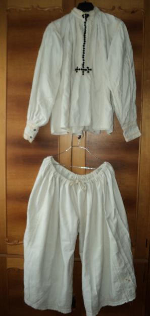 Vand costum popular vechi de 100 ani - Pret | Preturi Vand costum popular vechi de 100 ani