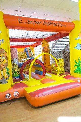 Bouncer inchis cu obstacole gonflabil - Pret | Preturi Bouncer inchis cu obstacole gonflabil