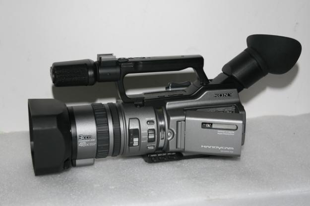 URGENT! Camera video Sony VX 2100 + lentila wide (900Euro) - Pret | Preturi URGENT! Camera video Sony VX 2100 + lentila wide (900Euro)