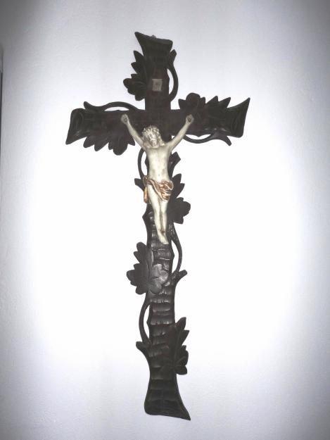 Crucifix vechi din lemn negru sculptat si portelan - Pret | Preturi Crucifix vechi din lemn negru sculptat si portelan