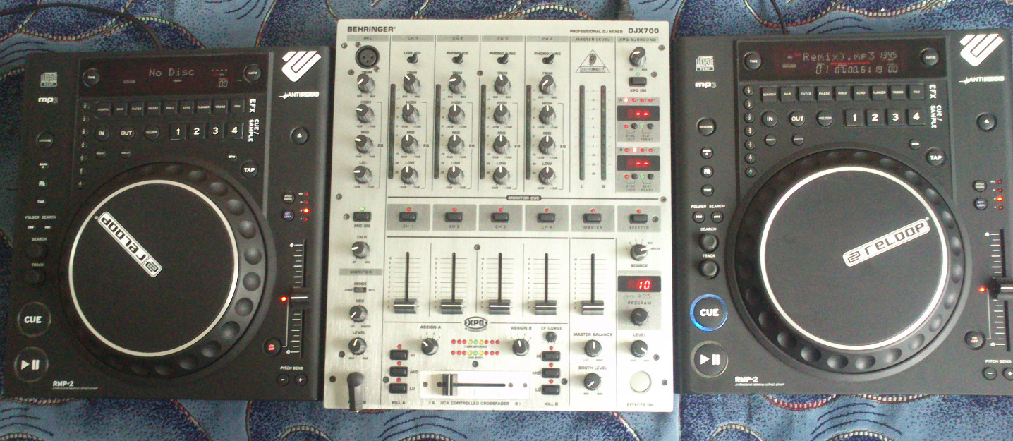 Vand urgent 2 cd playere reloop rmp2 + mixer behringer djx700 - Pret | Preturi Vand urgent 2 cd playere reloop rmp2 + mixer behringer djx700