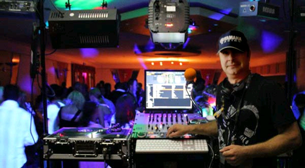 DJ sonorizare nunta botez eveniment petrecere Prahova Campina evenimente petreceri muzica - Pret | Preturi DJ sonorizare nunta botez eveniment petrecere Prahova Campina evenimente petreceri muzica