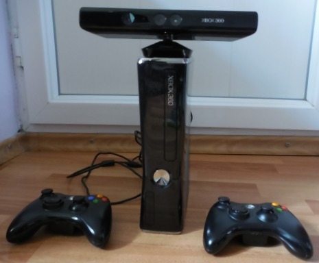 Xbox 360 Slim 250 GB cu 2 controllere wireless si Kinect - Pret | Preturi Xbox 360 Slim 250 GB cu 2 controllere wireless si Kinect