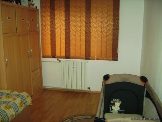 Vand apartament 3 camere - Pret | Preturi Vand apartament 3 camere