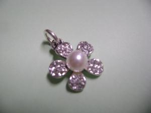 Pandantiv din argint model frumos de floare cu zirconiu si perla sintetica - PM3 - Pret | Preturi Pandantiv din argint model frumos de floare cu zirconiu si perla sintetica - PM3