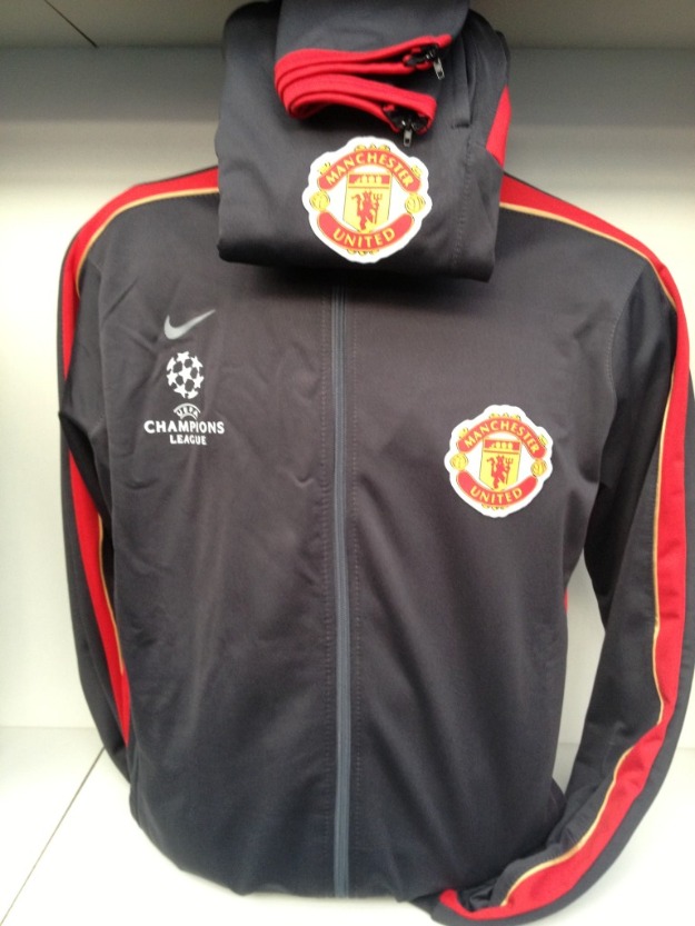 Trening conic fotbal sylon Nike Fotbal FC Manchester United gri dunga rosie , pantalon con - Pret | Preturi Trening conic fotbal sylon Nike Fotbal FC Manchester United gri dunga rosie , pantalon con