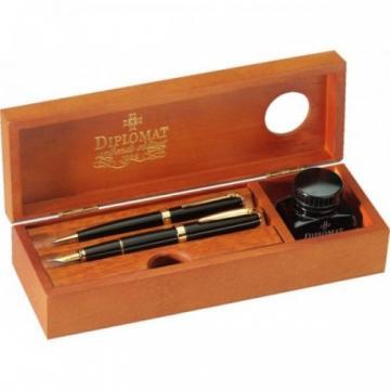 Cutie din lemn de cires, pentru 2 instrumente de scris + calimara cu cerneala, DIPLOMAT - Pret | Preturi Cutie din lemn de cires, pentru 2 instrumente de scris + calimara cu cerneala, DIPLOMAT