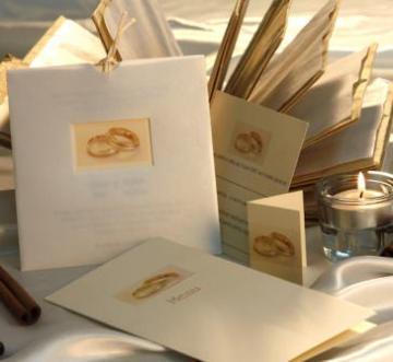 Invitatie de nunta sidef cu doua inele aurii - Pret | Preturi Invitatie de nunta sidef cu doua inele aurii