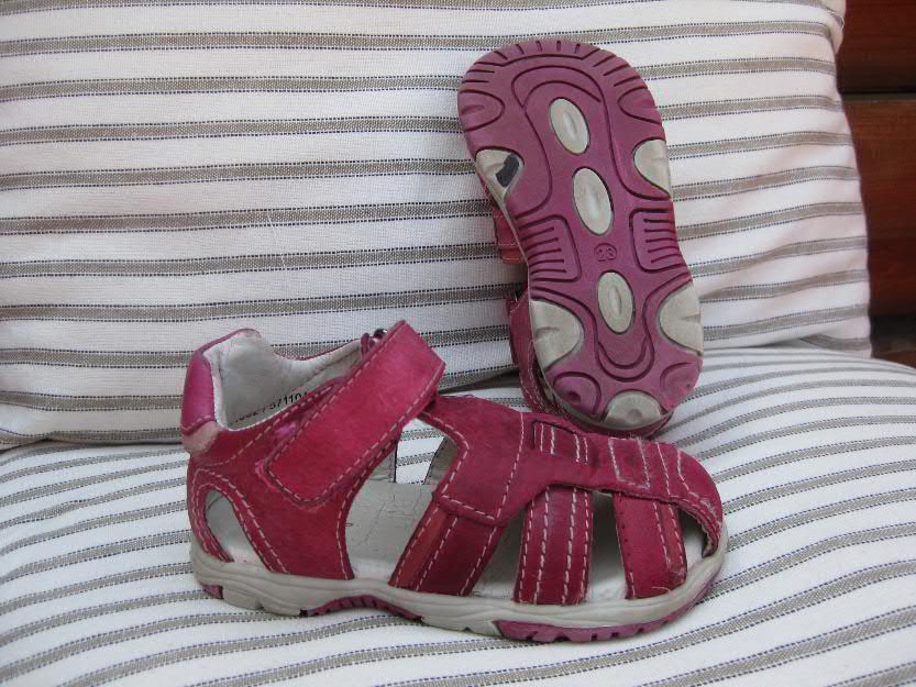 Sandale din piele cu glezna LITTLE ONE marimea 23 in stare impecabila cumparate din SUA - Pret | Preturi Sandale din piele cu glezna LITTLE ONE marimea 23 in stare impecabila cumparate din SUA