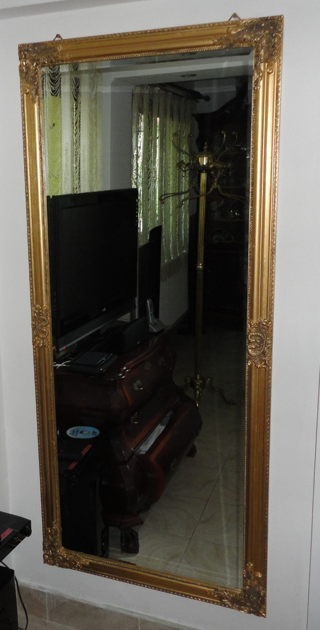 Oglinda de perete fatetata cu rama din lemn aurita, noua - Pret | Preturi Oglinda de perete fatetata cu rama din lemn aurita, noua