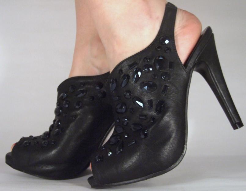 Pantofi negri cu pietre de dama/femei (cod P501) - Pret | Preturi Pantofi negri cu pietre de dama/femei (cod P501)