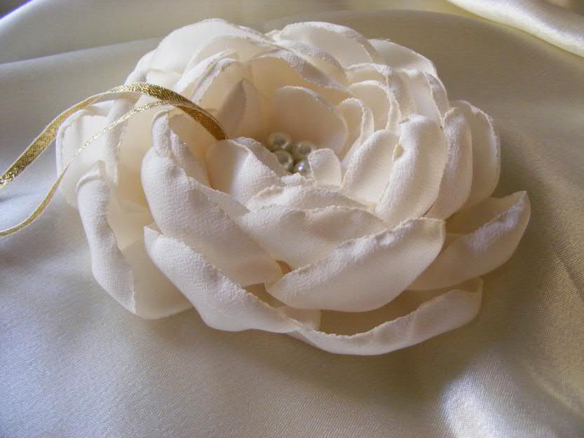 Un alt fel de pernita pt verighete: Ivory Flower - Pret | Preturi Un alt fel de pernita pt verighete: Ivory Flower